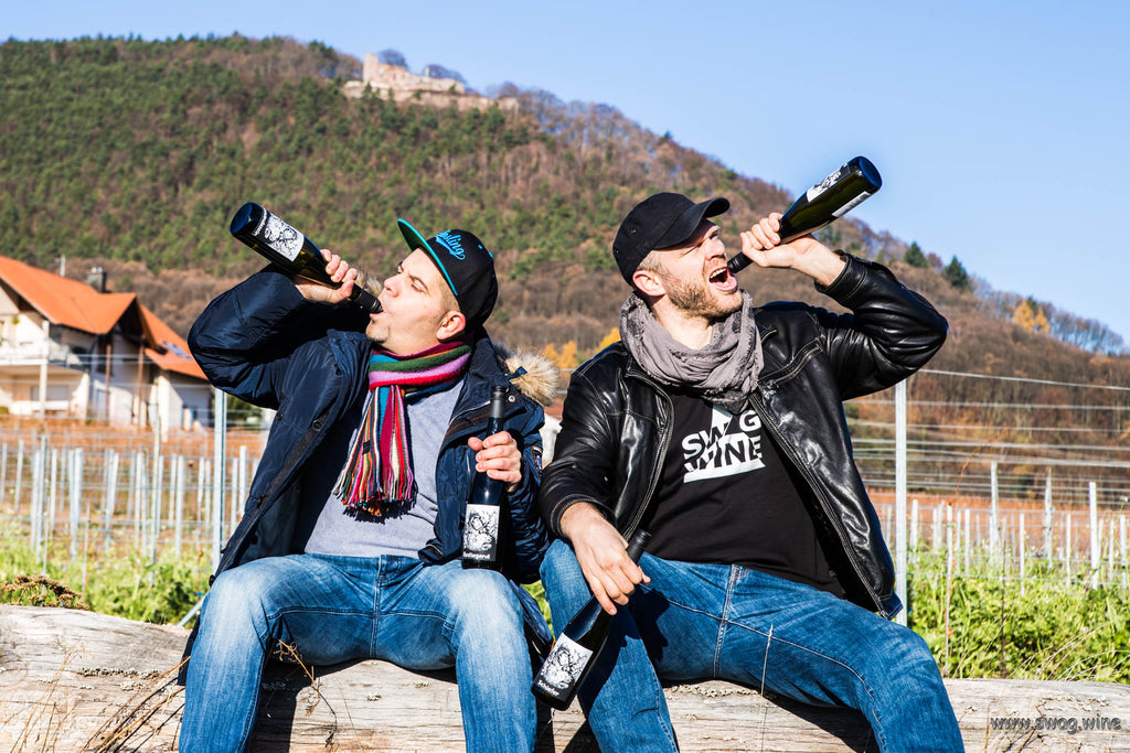 Sven und Markus von Swagwine am Weingut Georg Meier mit Riesling Golem Flaschen in der Hand