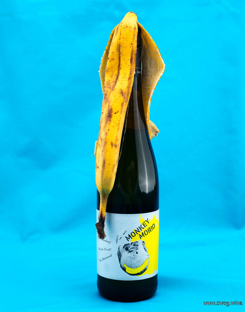 Monkey Morio Weißwein von Hanewald-Schwerdt aus der Pfalz - Flasche mit Affe auf Etikett und Bananenschale darauf