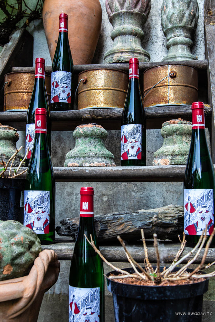 Riesling Niederberg Helden von Weingut Schloss Lieser Flaschen mit Swagwine Etikett auf Treppe