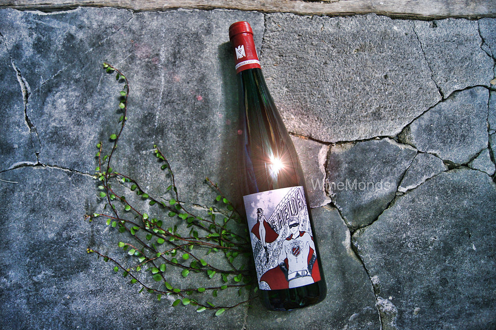 Niederberg Helden Riesling VDP Grosse Lage Weingut Schloss Lieser Flasche auf Schiefer mit Sonnenreflexion