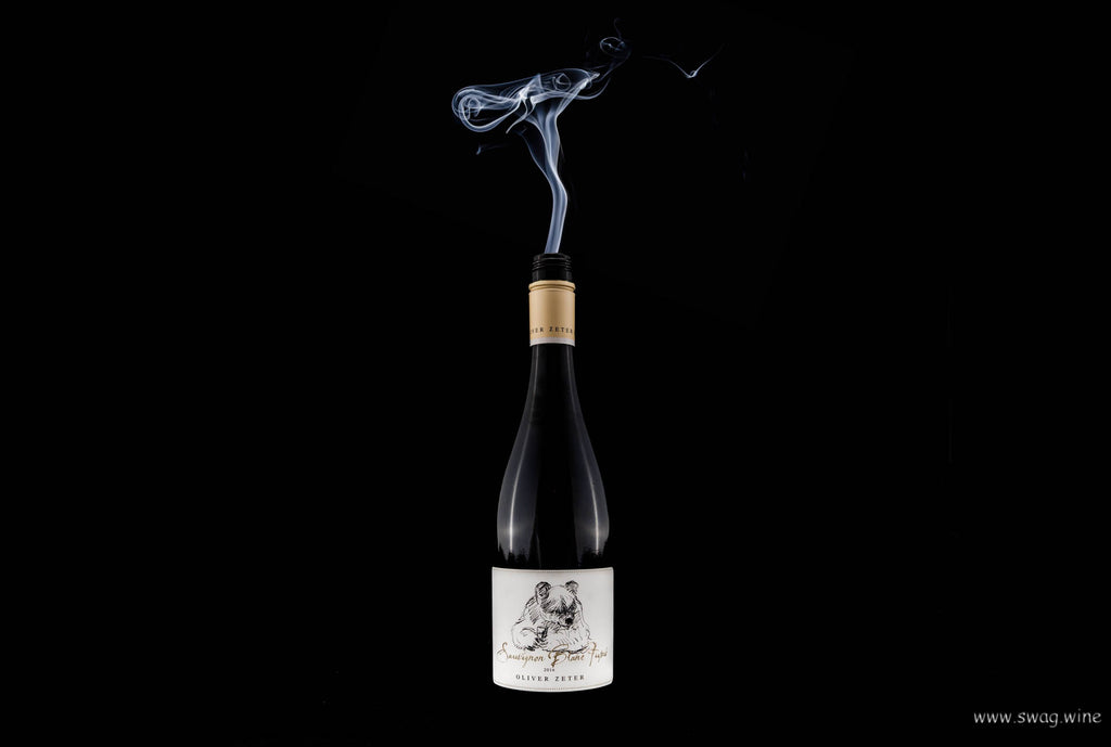 Sauvignon Blanc Fumé - Weißwein von Oliver Zeter aus der Pfalz - geöffnete Flasche mit aufsteigendem Rauch