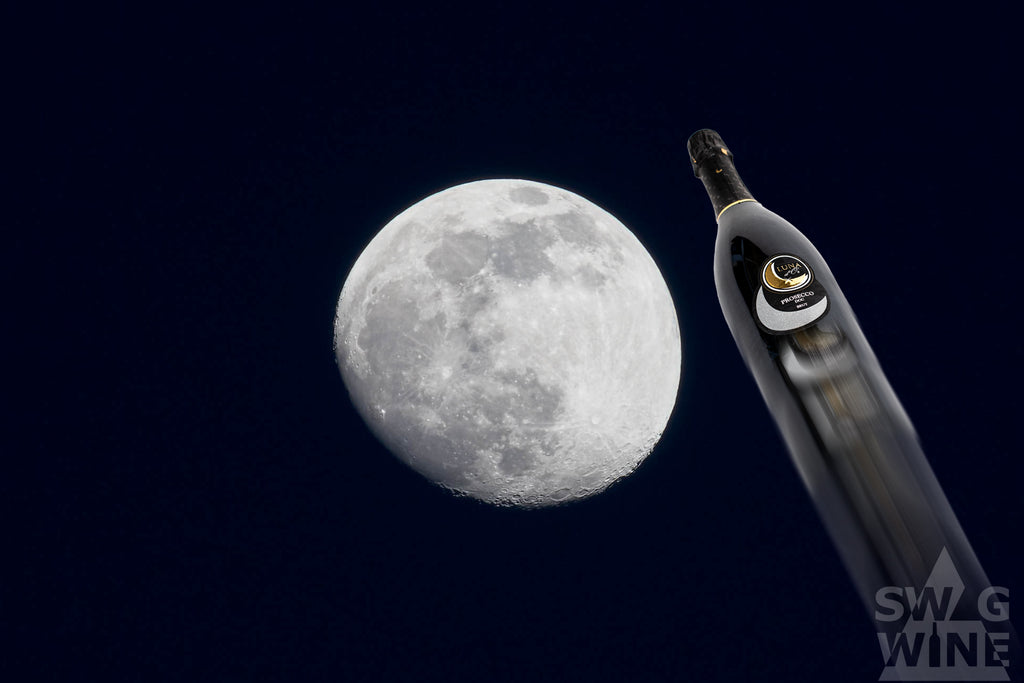 Prosecco DOC Brut Luna d'Or - Flasche fliegt wie eine Rakete zum Mond