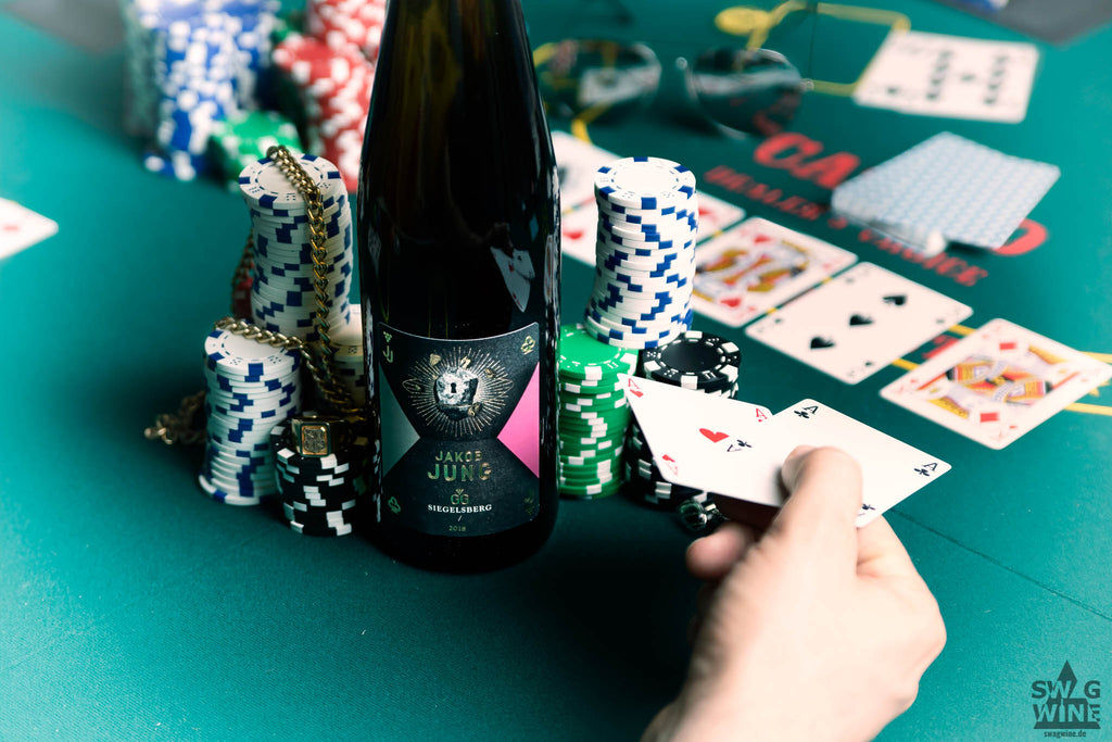 Jakob Jung Riesling GG Siegelsberg als Einsatz beim Poker mit zwei Assen auf der Hand