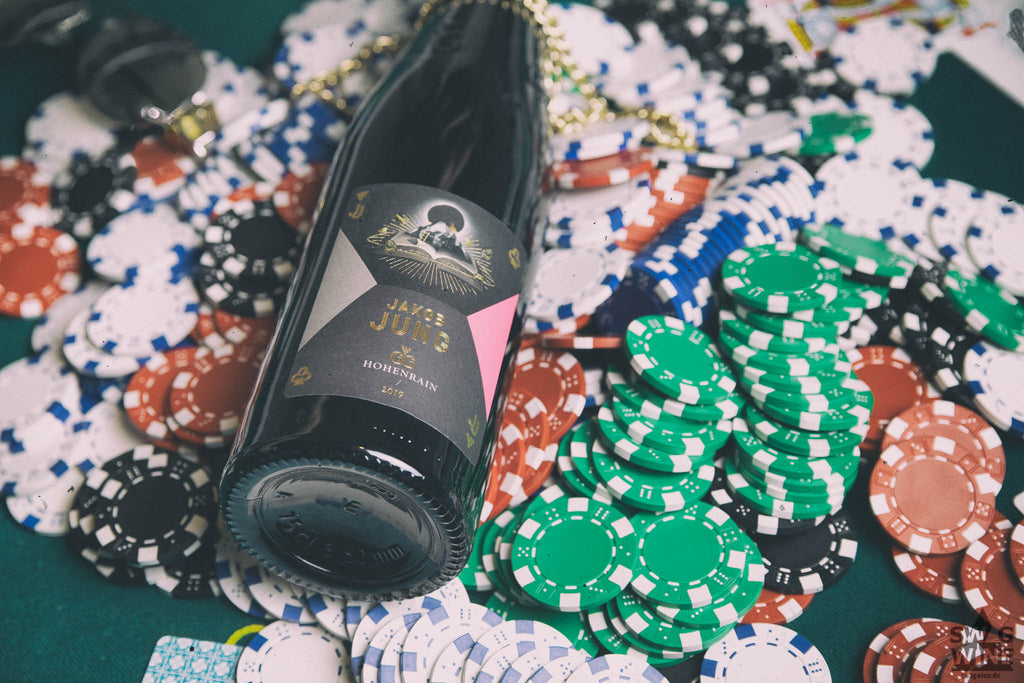 Riesling GG Erbacher Hohenrain vom VDP Weingut Jakob Jung - Flasche mit Pokerchips