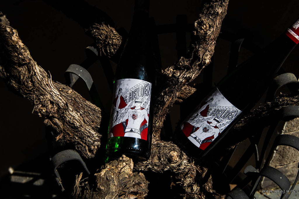 Riesling Niederberg Helden Große Lage von Schloss Lieser - Thomas Haag - 2 Flschen mit Swagwine Etikett auf einer Weinrebe