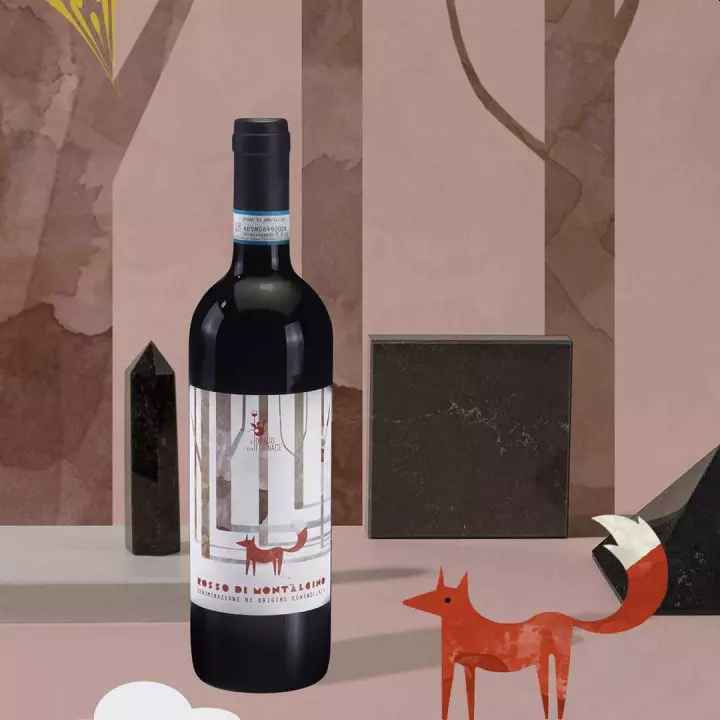 Rosso di Montalcino Rotwein von Il Drago e la Fornace - Weinflasche vor stilisiertem Hintergrund mit Fuchs und Wald wie auf dem Etikett