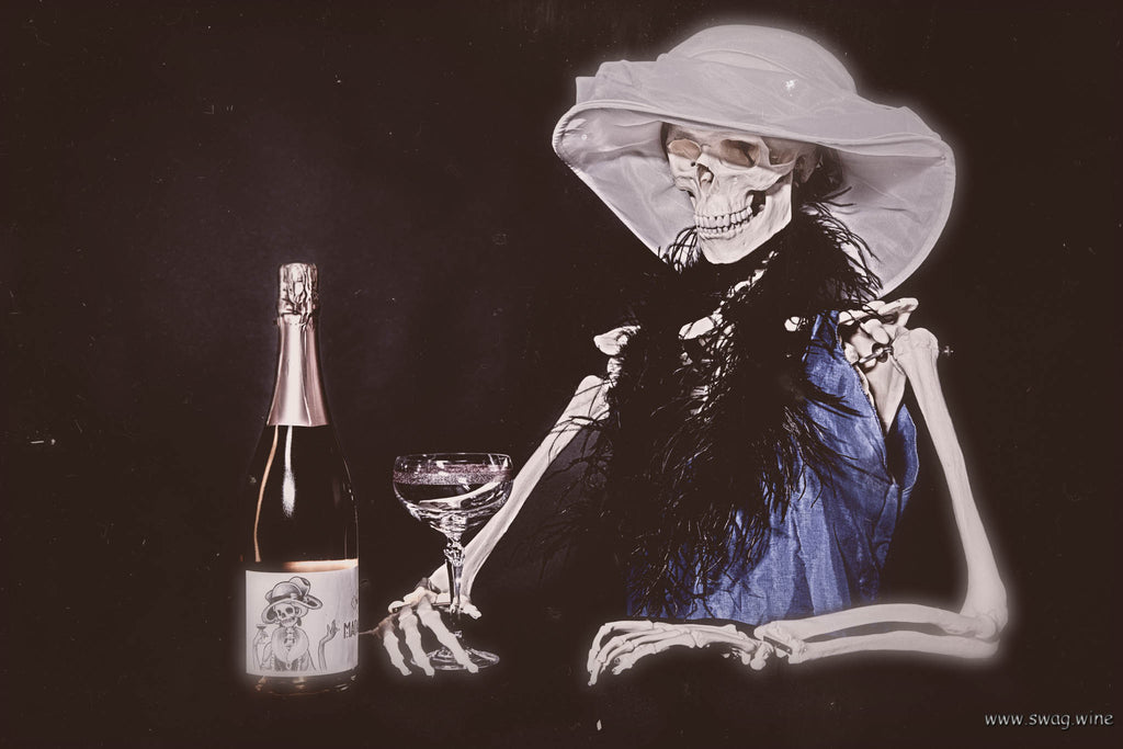 Madame Rosé Sekt von Wohlfahrt-Franke aus dem Rheingau - Skelett in Frauenkleidung mit Sektflasche und Sektschale