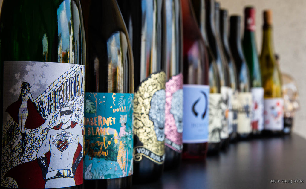 Swagwine Weinflaschen mit Etiketten mit Style hintereinander auf Tresen stehend