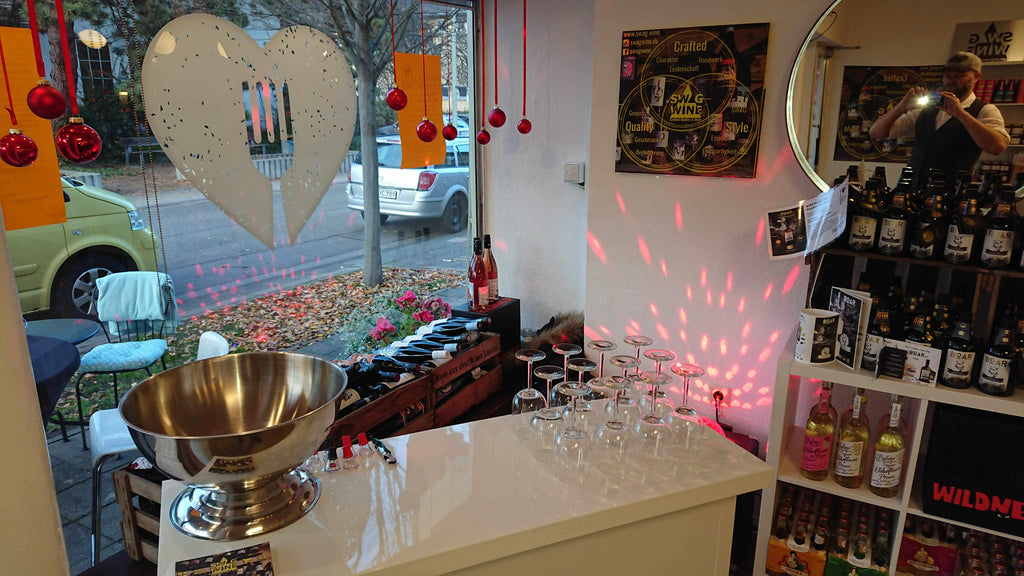 SWAGWINE Weinprobe Tresen mit Gläsern und Sektkühler