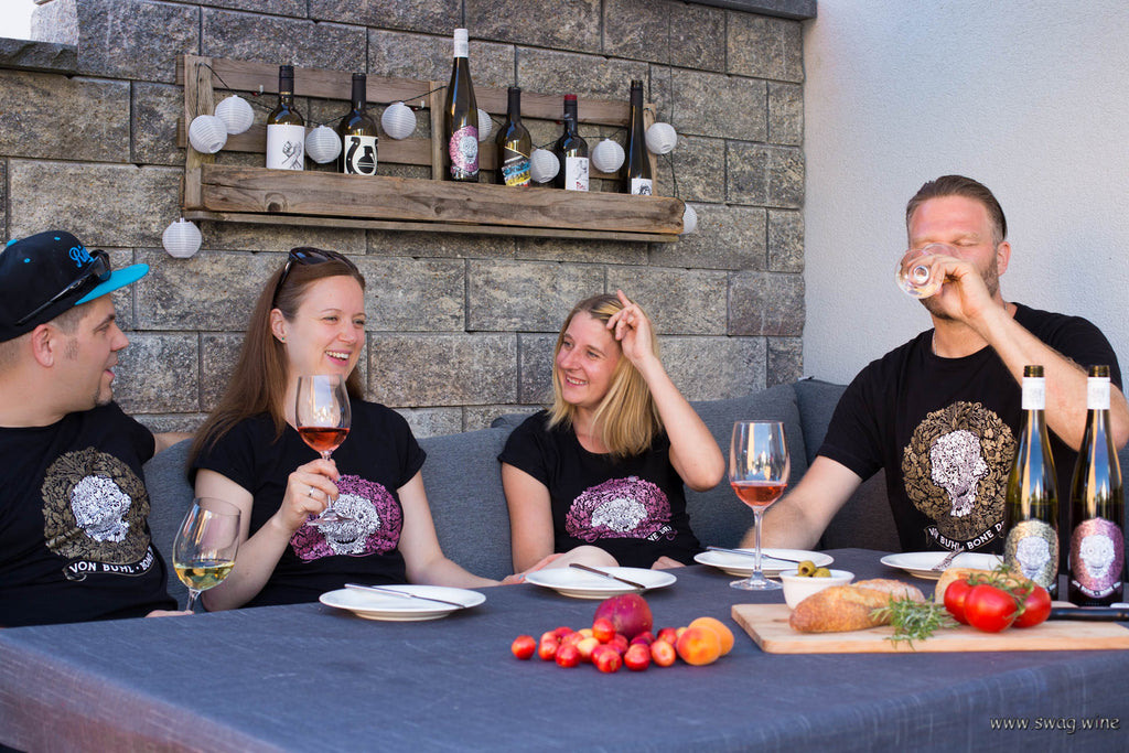 SWAGWINE Weinprobe individuell Gäaste sitzen auf der Terrasse und trinken Wein