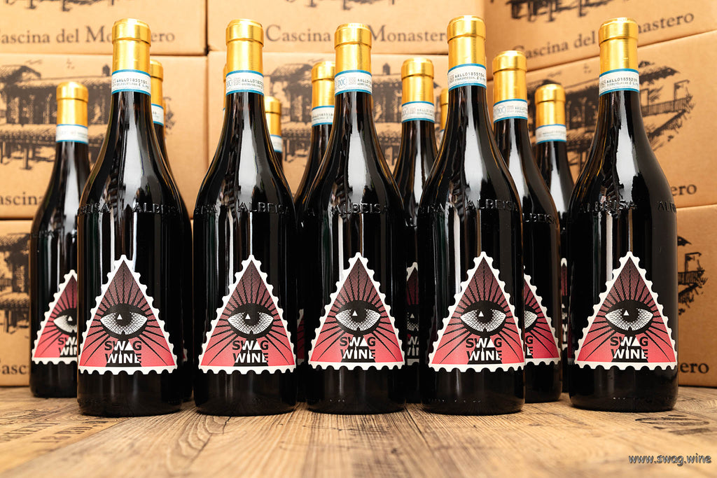 Swagwine Selection Rot Nebbiolo d'Alba 2011 von Cascina del Monastero - Piemont - mehrere Flaschen vor Weinkartons