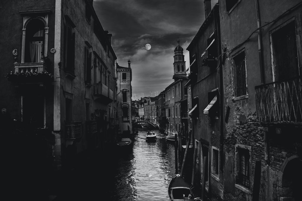 Eine Wasserstrasse in Venedig in einer Vollmondnacht