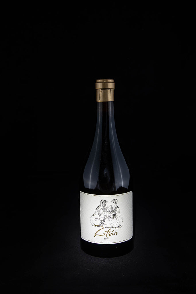Viognier Zafran - Weißwein von Oliver Zeter aus der Pfalz - elegante Flasche vor schwarzem Hintergrund