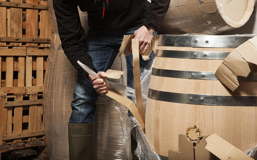 Winzer Thomas Hörner packt ein neues Tonneau Weinfass aus