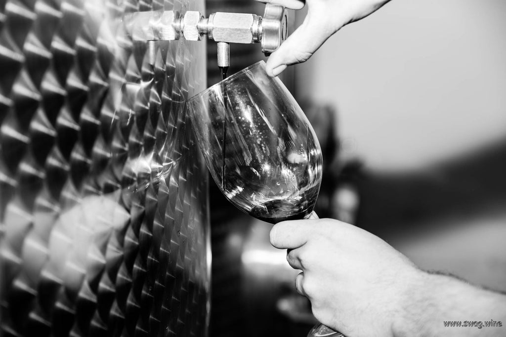 Erik Revello zapft Nebbiolo aus dem Stahltank in ein Weinglas