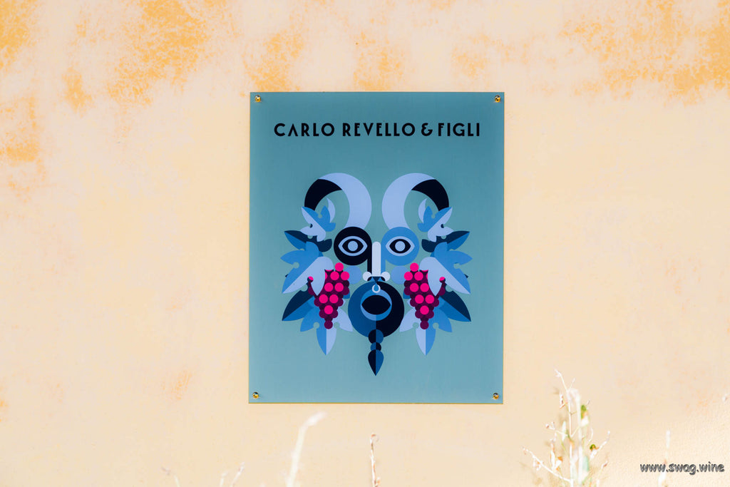 Carlo Revello e Figli Logo angebracht am Eingang zum Weinkeller in Santa Maria, La Morra