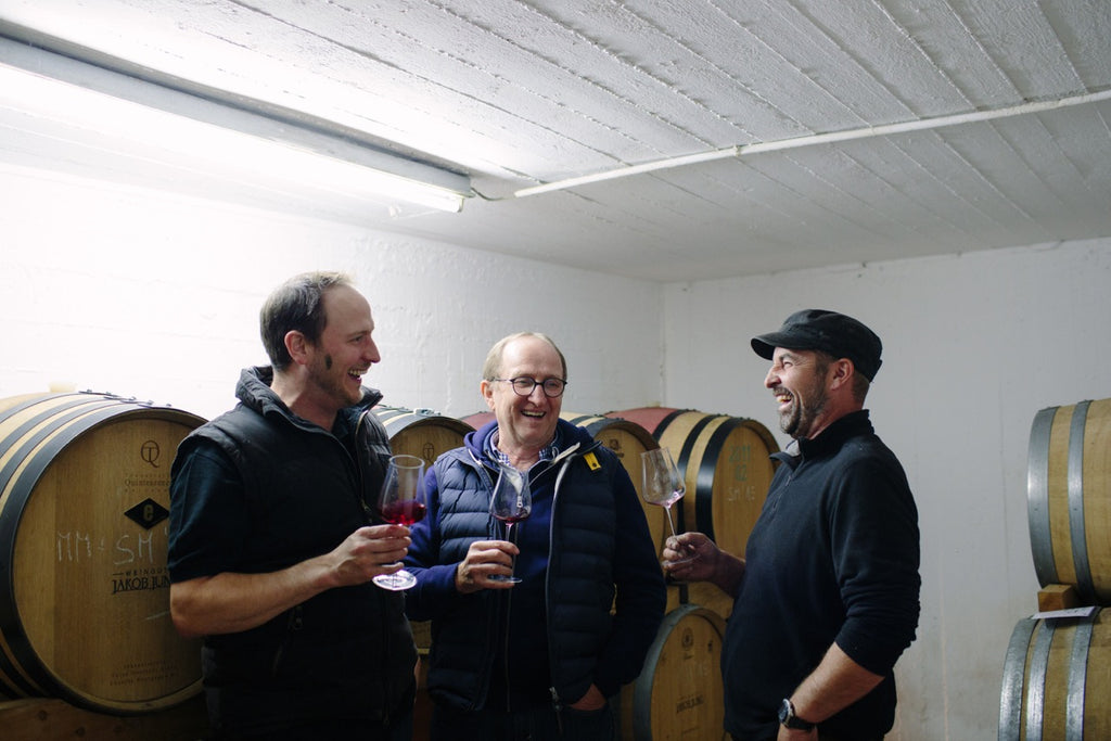 Weingut Jakob Jung Rheingau VDP Winzer Alexander, Ludwig und Johannes Jung im Weinkeller vor Fässern 