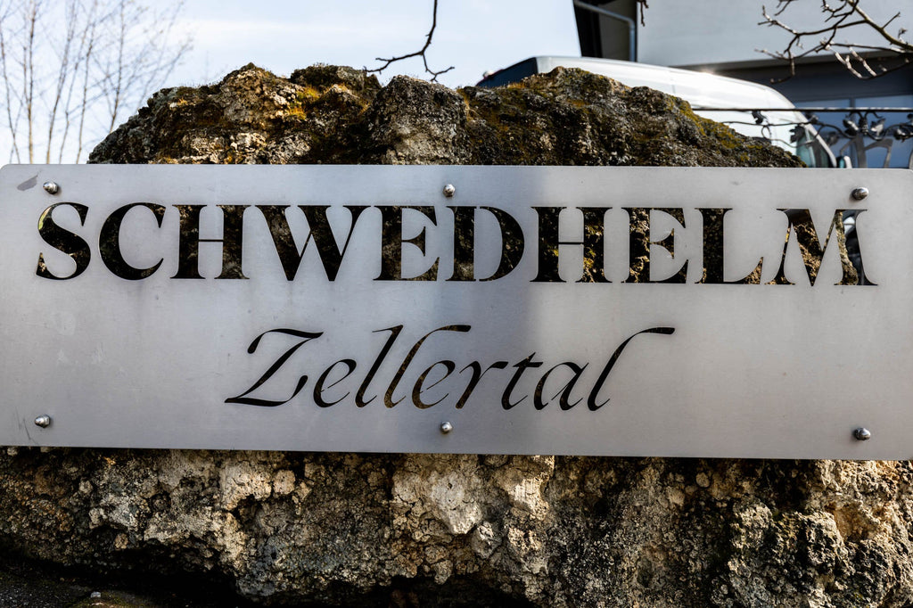 Weingut Schwedhelm Zellertal Schild an Felsen