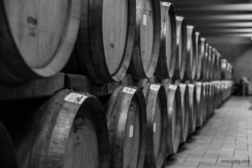 Weinkeller mit Weinfässern für Barolo bei Enzo Boglieti, La Morra - Piemont Swagwine